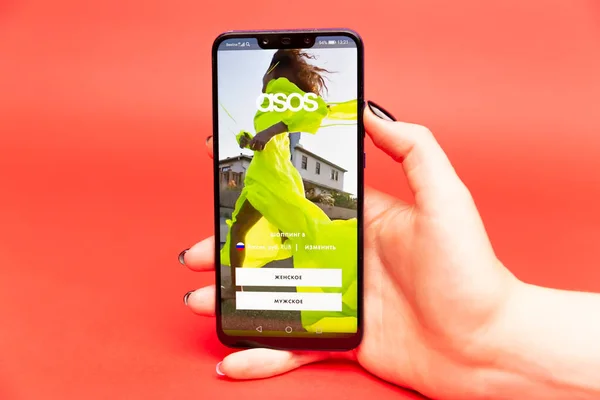 26 08 2019 Tula: asos na displeji telefonu. Logo — Stock fotografie