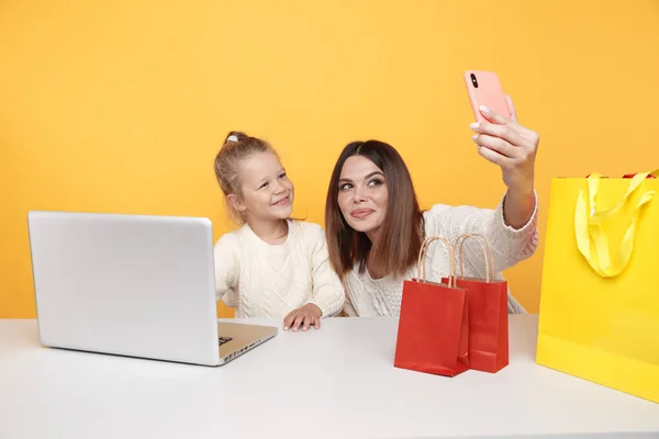 Bloggers familieconcept. Knappe moeder en leuke dochter het maken van foto samen op de telefoon. — Stockfoto