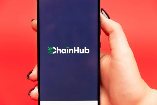 26 08 2019 Тула: ChainHub на дисплее телефона. Логотип — стоковое фото