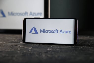 Tula 24 09 2019: Tablet ve telefon ekranında Microsoft Azure.