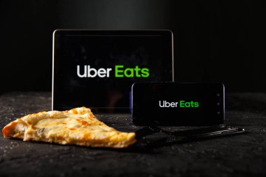 Tula 24 09 2019: Tablet ve telefon ekranında Uber Eaets.