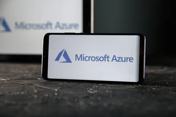 Тула 24 09 2019: Microsoft Azure на планшете и дисплее телефона . — стоковое фото