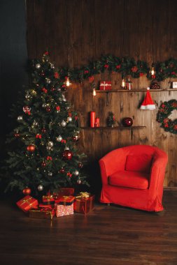 Altında hediyeler olan Noel ağacıyla süslenmiş güzel bir holdiay odası.