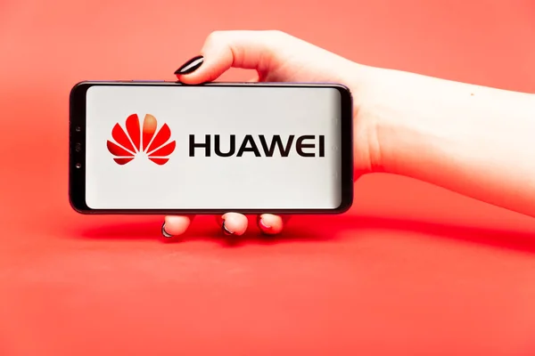 26 08 2019 Тула: Huawei на дисплее телефона. Логотип — стоковое фото