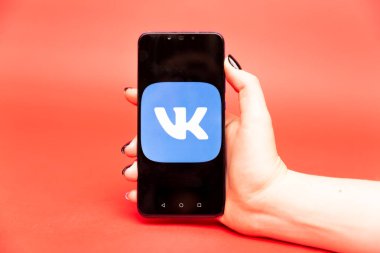 26 08 2019 Tula: Telefon ekranında Vk uygulaması. Logo