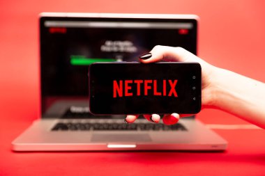 26 08 2019 Tula: Telefon ve dizüstü bilgisayarda Netflix.