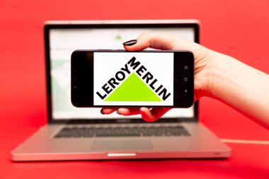 26 08 2019 Tula: Leroy Merlin telefonda ve dizüstü bilgisayarda. Logo