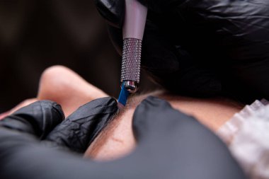Kaşların tedavisi için estetik prosedürler. Güzellik salonunda mikropatinaj. Profesyonel kozmetoloji. Pigmentin uygulanma süreci