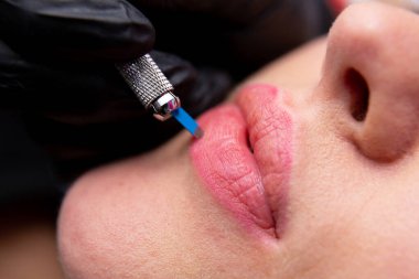 Kaşların tedavisi için estetik prosedürler. Güzellik salonunda mikropatinaj. Profesyonel kozmetoloji. Pigmentin uygulanma süreci