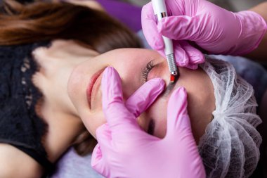 Kaşların tedavisi için estetik prosedürler. Güzellik salonunda mikropatinaj. Profesyonel kozmetoloji. Pigmentin uygulanma süreci