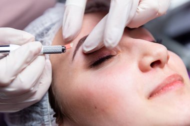 Kaşların tedavisi için estetik prosedürler. Güzellik salonunda mikropatinaj. Profesyonel kozmetoloji. Pigmentin uygulanma süreci