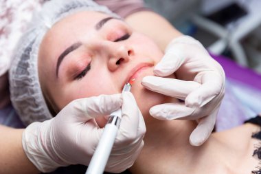 Kaşların tedavisi için estetik prosedürler. Güzellik salonunda mikropatinaj. Profesyonel kozmetoloji. Pigmentin uygulanma süreci