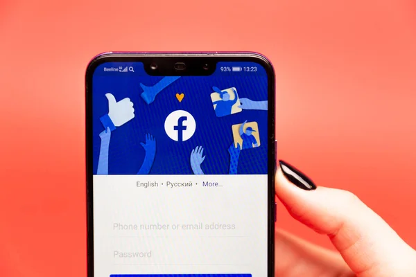 26 08 2019 Tula: Facebook na displeji telefonu. Logo — Stock fotografie