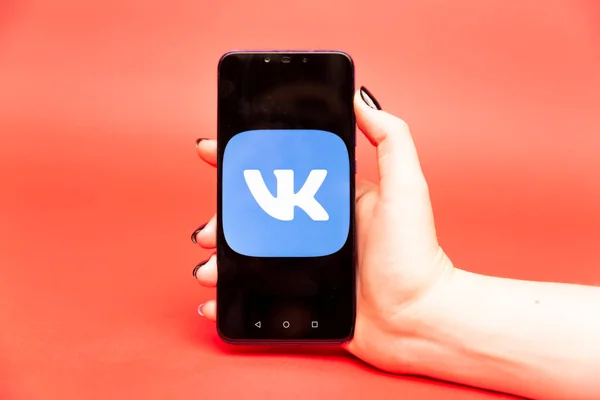 26 08 2019 Tula: aplicación VK en la pantalla del teléfono. Logotipo —  Fotos de Stock