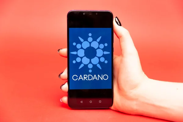 26 08 2019 Tula: Cardano na displeji telefonu. Logo — Stock fotografie