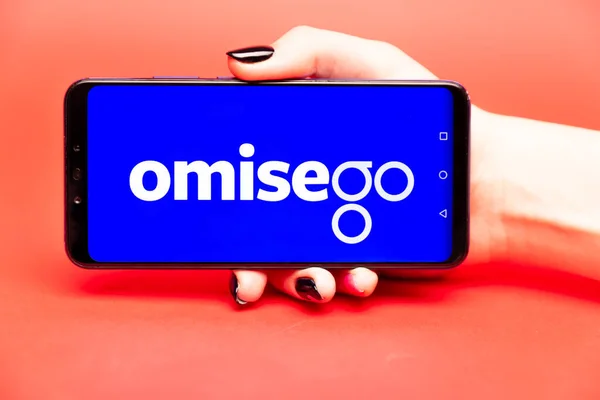 26 08 2019トゥーラ:携帯電話のディスプレイ上のオミーゴ.ロゴ — ストック写真