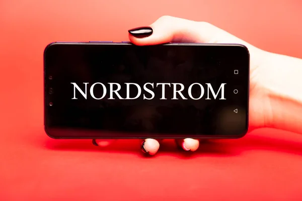 26 08 2019 Tula: Nordstrom na wyświetlaczu telefonu. Logo. — Zdjęcie stockowe