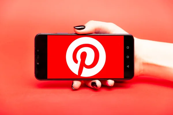 26 08 2019 Tula: Pinterest pada tampilan telepon. Logo — Stok Foto