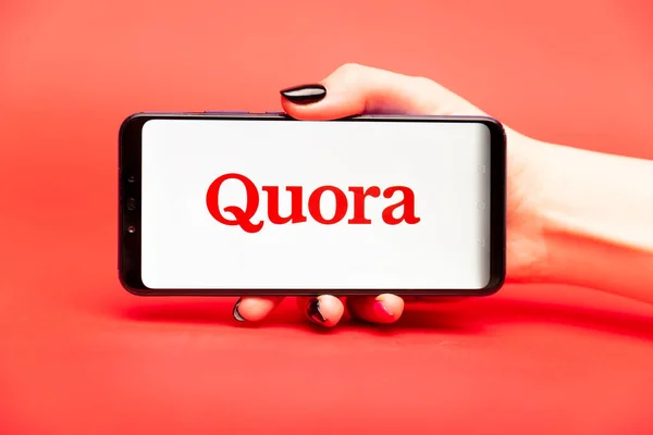 26 08 2019 Tula: Telefon ekranında Quora. Logo — Stok fotoğraf