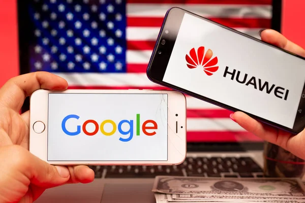 26 08 2019 Тула: Google и Huawei на телефоне и ноутбуке дисплей. Логотип — стоковое фото