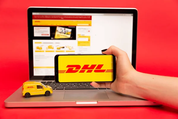 26 08 2019 Тула: DHL на дисплее телефона. Логотип — стоковое фото