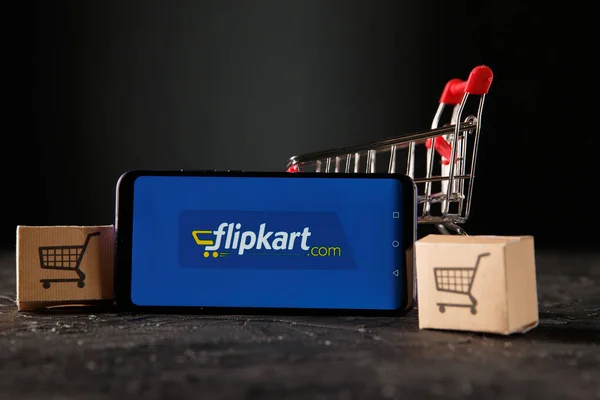 Тула 24 09 2019: Flipkart на дисплее телефона . — стоковое фото