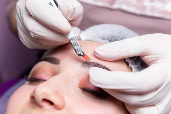 Procedure cosmetiche per il trattamento delle sopracciglia. Microblading nel salone di bellezza. Cosmetologia professionale. Il processo di applicazione del pigmento — Foto Stock