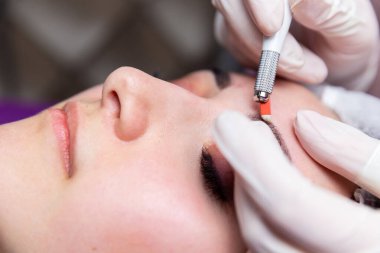 Kaşların tedavisi için estetik prosedürler. Güzellik salonunda mikropatinaj. Profesyonel kozmetoloji. Pigmentin uygulanma süreci