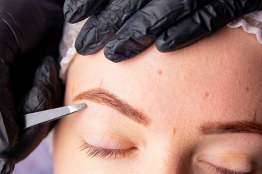 Kaşların tedavisi için estetik prosedürler. Güzellik salonunda mikropatinaj. Profesyonel kozmetoloji. Pigmentin uygulanma süreci