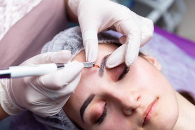 Kaşların tedavisi için estetik prosedürler. Güzellik salonunda mikropatinaj. Profesyonel kozmetoloji. Pigmentin uygulanma süreci