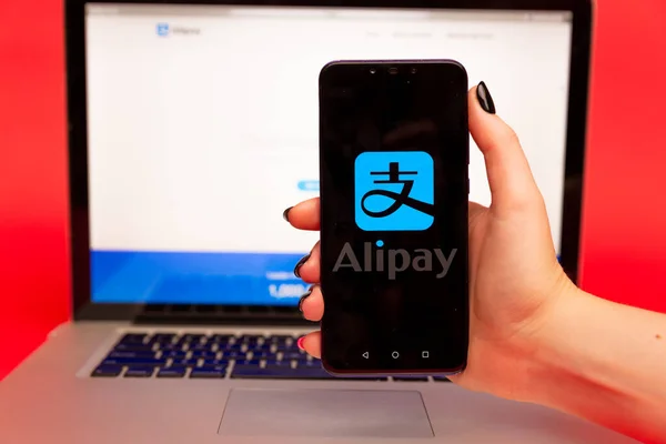 26 08 2019 Тула: Alipay на дисплее телефона. Логотип — стоковое фото