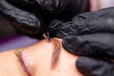 Kaşların tedavisi için estetik prosedürler. Güzellik salonunda mikropatinaj. Profesyonel kozmetoloji. Pigmentin uygulanma süreci