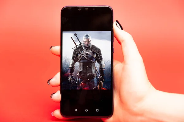 26 08 2019 Tula: The Witcher pada tampilan telepon. Logo — Stok Foto