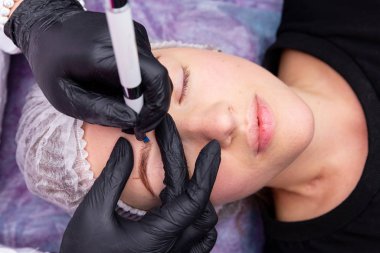 Kaşların tedavisi için estetik prosedürler. Güzellik salonunda mikropatinaj. Profesyonel kozmetoloji. Pigmentin uygulanma süreci