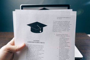 Öğrenim kredisi hesap makinesi ile ücret ya da öğrenci. Eğitim fiyat, üniversite ve giderleri kavramı tasarruf Fonu. Para ve kağıtları masaya. Bütçe hesaplama ve Finans planlama.