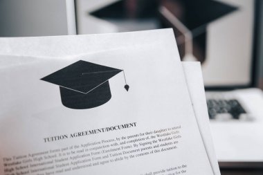 Öğrenim kredisi hesap makinesi ile ücret ya da öğrenci. Eğitim fiyat, üniversite ve giderleri kavramı tasarruf Fonu. Para ve kağıtları masaya. Bütçe hesaplama ve Finans planlama.