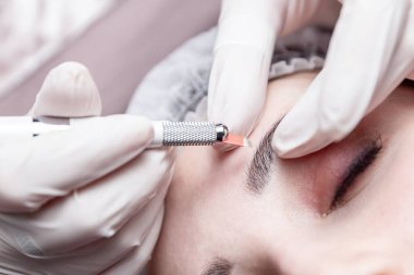 Kaşların tedavisi için estetik prosedürler. Güzellik salonunda mikropatinaj. Profesyonel kozmetoloji. Pigmentin uygulanma süreci