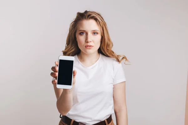 Meisje bedrijf witte iphone — Stockfoto