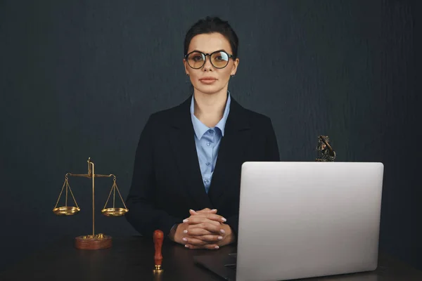 Kabinet van een advocaat. Standbeeld van Justitie met schalen en advocaat werkt op een laptop. Juridische wet, advies en rechtvaardigheid . — Stockfoto