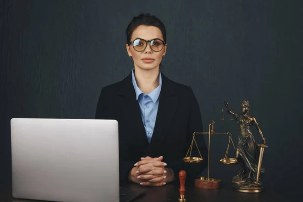 Escritório de advogados. Estátua da Justiça com escalas e advogado trabalhando em um laptop. Direito jurídico, aconselhamento e justiça  . — Fotografia de Stock