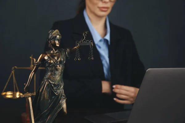 Kabinet van een advocaat. Standbeeld van Justitie met schalen en advocaat werkt op een laptop. Recht, advies en rechtvaardigheid rechtsbegrip — Stockfoto