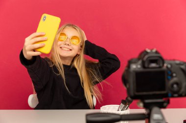 Mutlu kız evde vlog için kamera önünde konuşma. Genç video özel öğretmen için Internet kayıt blogger, çalışan kadın siyah.