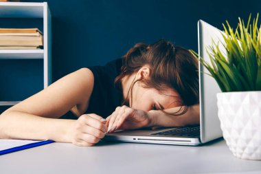 Sıkılmış uykulu kadın yorgun. Masasında uyuyan ofis çalışanı.