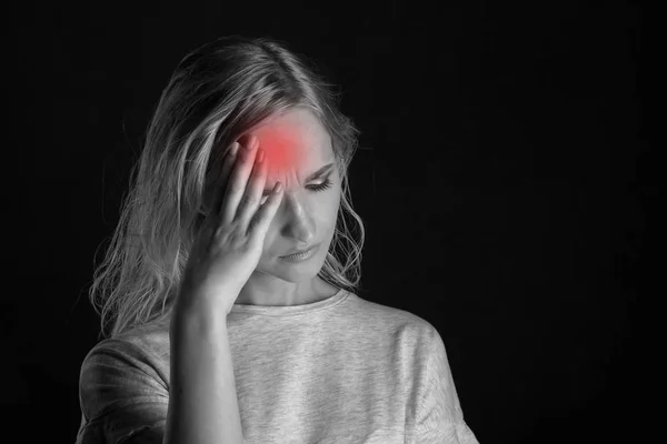 Mujer estresada con dolor en la cara con dolor de cabeza . — Foto de Stock