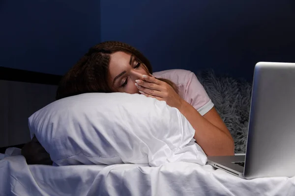 Wach junge Frau in der Nacht im Bett arbeiten Laptop. — Stockfoto