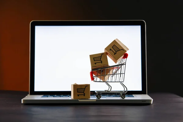 Online alışveriş. Dizüstü bilgisayar ve kutular masada. — Stok fotoğraf