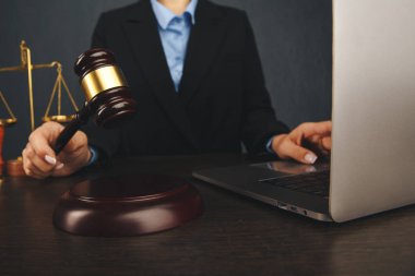 Yargıç Gavin, avukatlı ya da avukatlı kitaplar arka plandaki müvekkillerine hukuki tavsiyelerde bulunur ve onları teselli eder. Boşanma hukuku, aile hukuku kavramı.