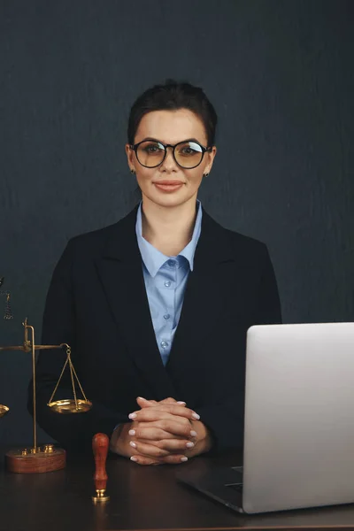 Oficina de abogados. Estatua de Justicia con escalas y abogado trabajando en una laptop. Derecho jurídico, asesoramiento y justicia  . —  Fotos de Stock