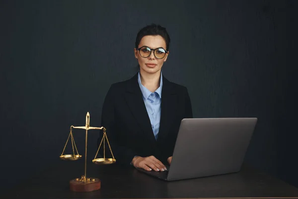 Oficina de abogados. Estatua de Justicia con escalas y abogado trabajando en una laptop. Derecho jurídico, asesoramiento y concepto de justicia —  Fotos de Stock