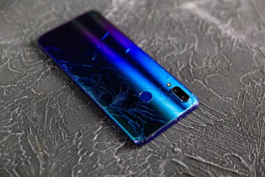 Kırık cam ekran smartphone üzgün kız, beyaz arka plan elinde
